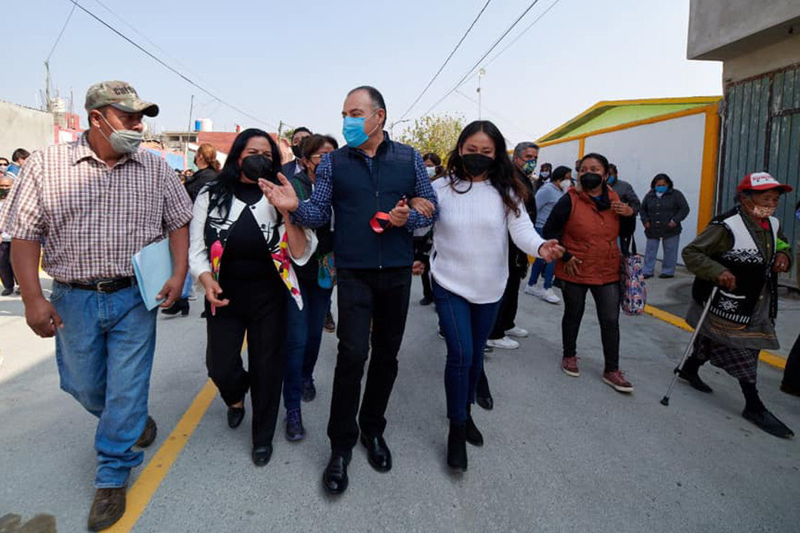 Boletín 296.-Miguel Gutiérrez entrega una pavimentación en Emiliano Zapata