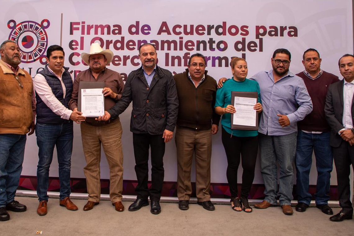 Boletín 130.-Miguel Gutiérrez firma primer acuerdo de ordenamiento con organizaciones de comercio