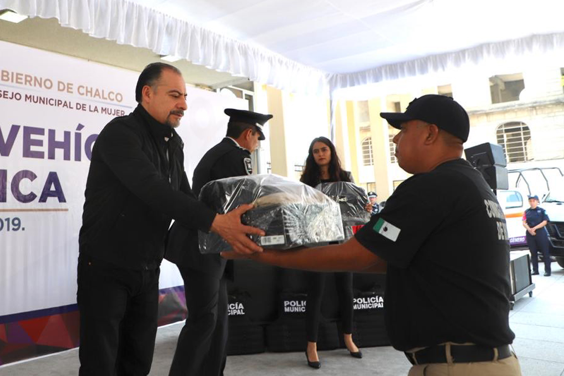 Boletín 131.-Miguel Gutiérrez entrega unidades y uniformes a la Policía Municipal