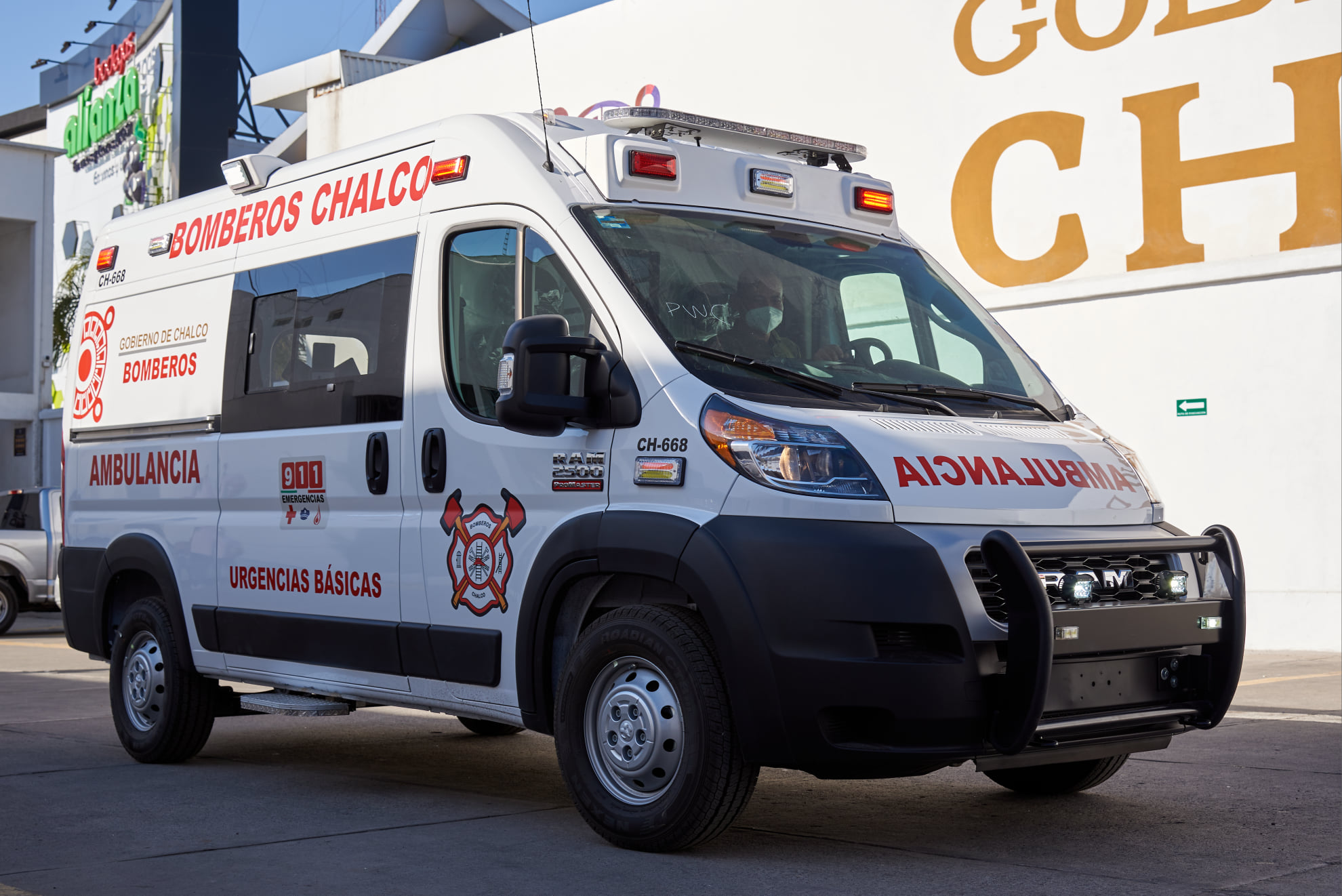 Boletín 207.- Miguel Gutiérrez entrega una ambulancia equipada para el Cuerpo de Bomberos