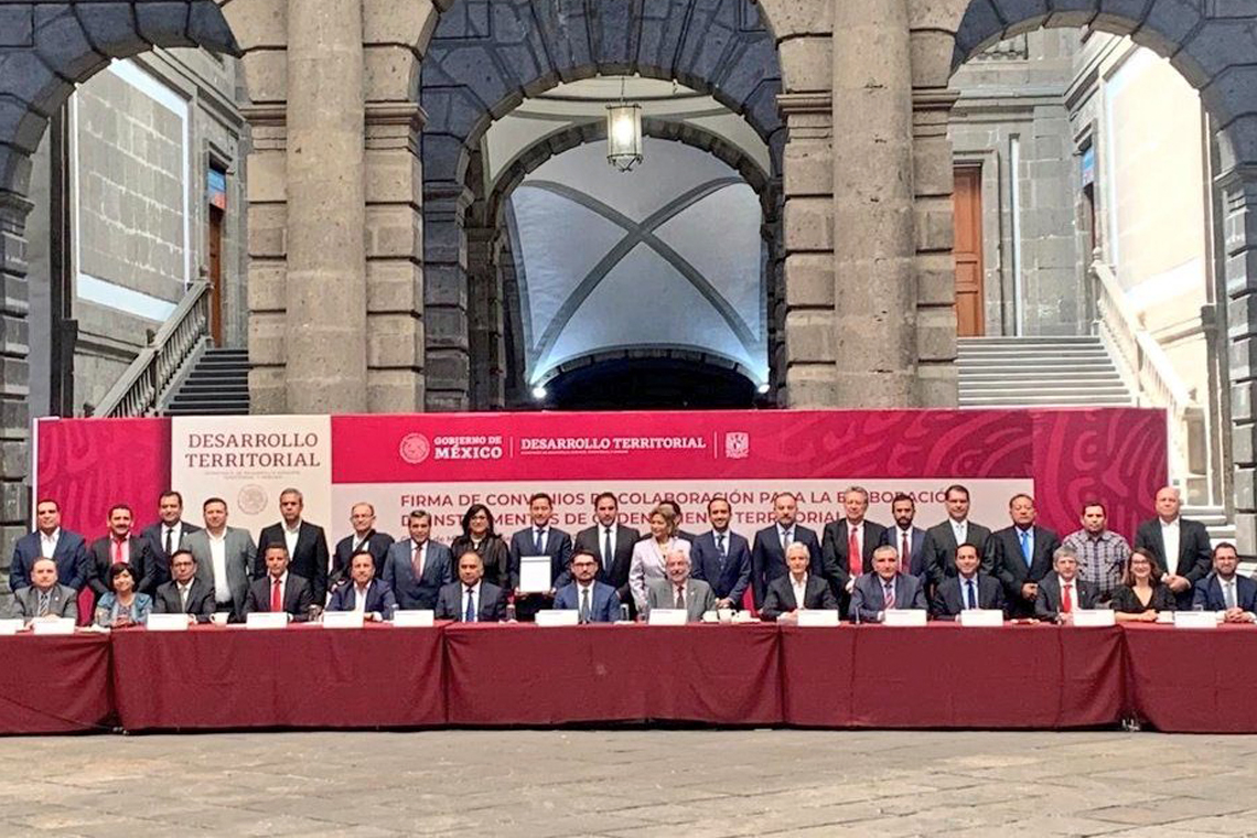 Boletín 100.-Miguel Gutiérrez firma convenio de colaboración con la SEDATU y la UNAM